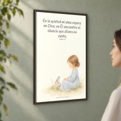En la quietud, mi alma espera en Dios | Arte de fe en lienzo | Salmo 62:1 — 24×36 pulgadas, marco espresso, vista angular ambiental del marco flotante, escala física calibrada