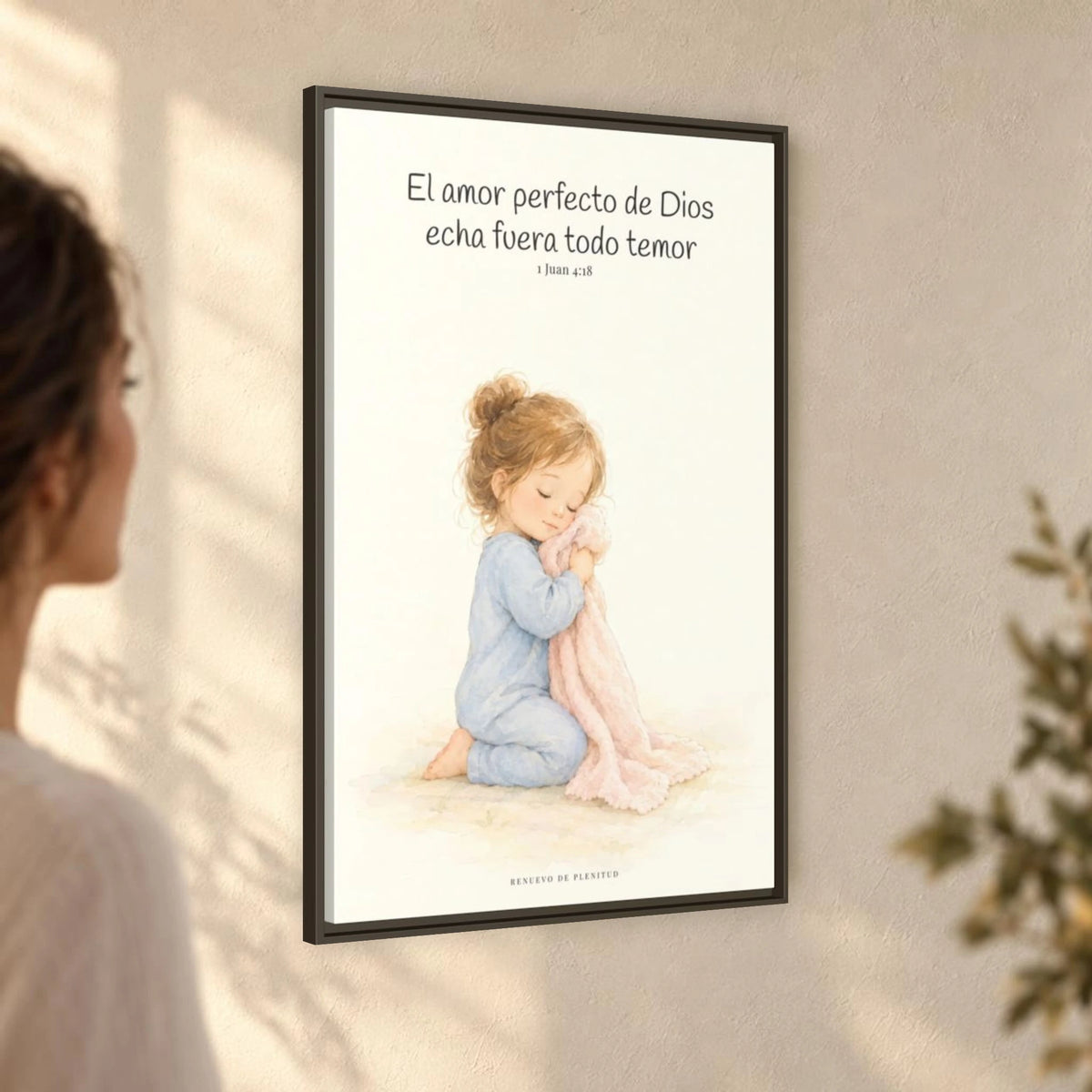 El amor perfecto de Dios echa fuera el temor — Lienzo Cristiano Enmarcado | 1 Juan 4:18 — 24×36 pulgadas, marco espresso, vista angular ambiental del marco flotante, escala física calibrada