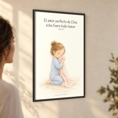 El amor perfecto de Dios echa fuera el temor — Lienzo Cristiano Enmarcado | 1 Juan 4:18 — 24×36 pulgadas, marco espresso, vista angular ambiental del marco flotante, escala física calibrada