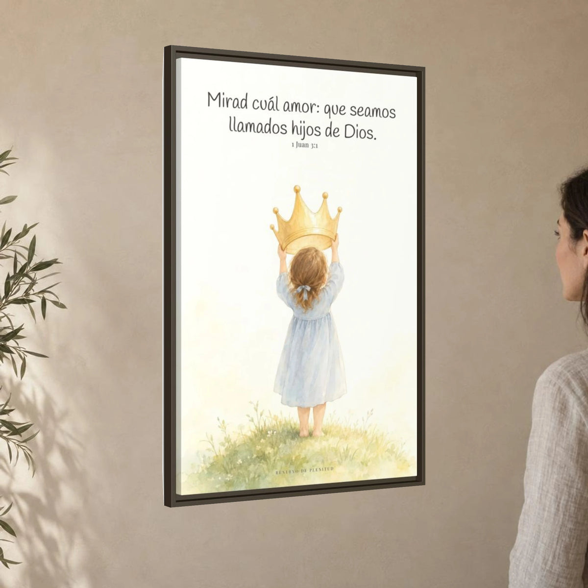 Soy hija amada de Dios — Lienzo Cristiano Enmarcado | 1 Juan 3:1 — 24×36 pulgadas, marco espresso, vista angular ambiental del marco flotante, escala física calibrada