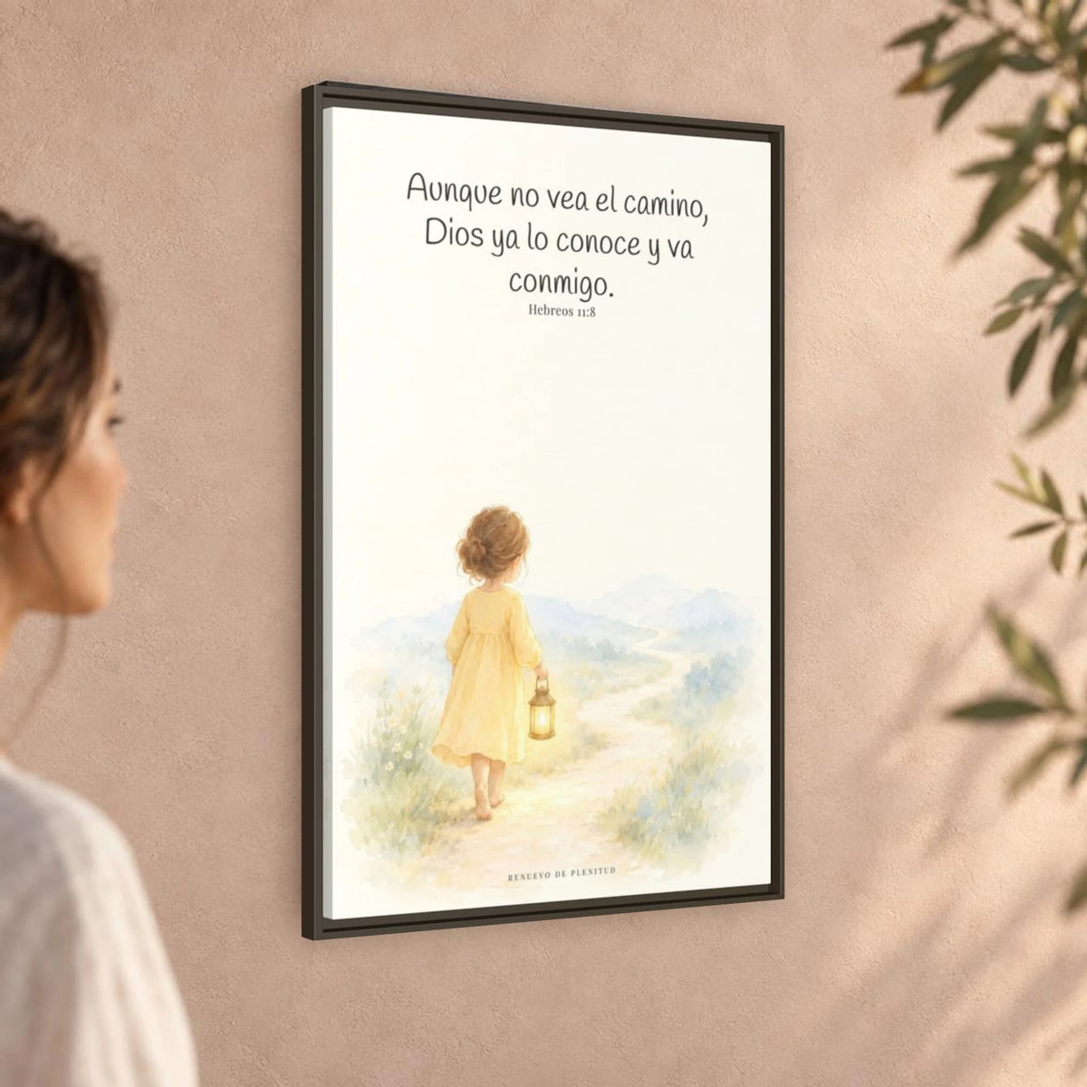 Dios va conmigo aunque no vea el camino — Lienzo Cristiano Enmarcado | Hebreos 11:8 — 24×36 pulgadas, marco espresso, vista angular ambiental del marco flotante, escala física calibrada