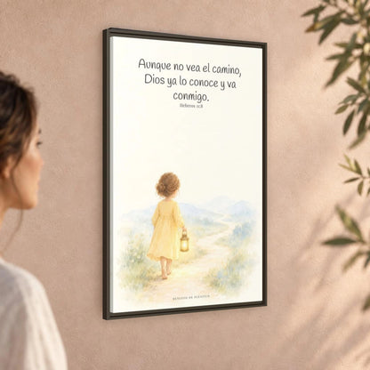 Dios va conmigo aunque no vea el camino — Lienzo Cristiano Enmarcado | Hebreos 11:8 — 24×36 pulgadas, marco espresso, vista angular ambiental del marco flotante, escala física calibrada