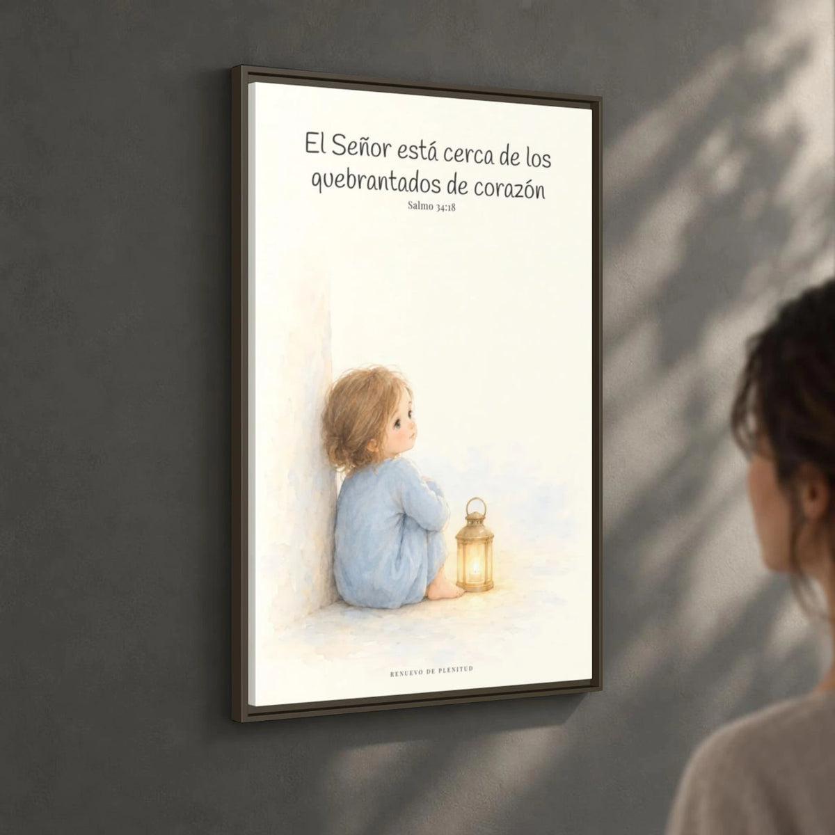 Jehová está cerca de los quebrantados de corazón — Lienzo Cristiano Enmarcado | Salmo 34:18 — 24×36 pulgadas, marco espresso, vista angular ambiental del marco flotante, escala física calibrada