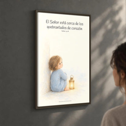 Jehová está cerca de los quebrantados de corazón — Lienzo Cristiano Enmarcado | Salmo 34:18 — 24×36 pulgadas, marco espresso, vista angular ambiental del marco flotante, escala física calibrada