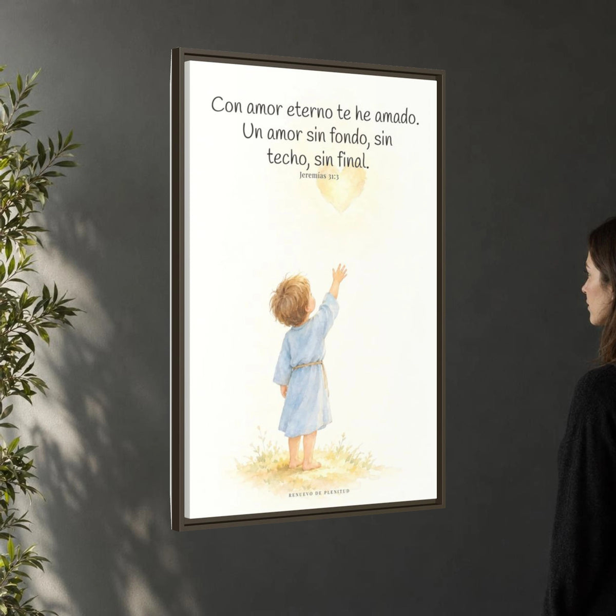 Con amor eterno te he amado — Lienzo Cristiano Enmarcado | Jeremías 31:3 — 24×36 pulgadas, marco espresso, vista angular ambiental del marco flotante, escala física calibrada