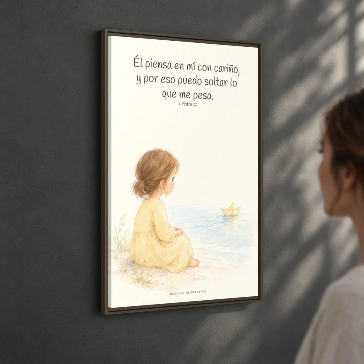 Echa Toda Tu Ansiedad Sobre Dios — Lienzo Cristiano Enmarcado | 1 Pedro 5:7 — 24×36 pulgadas, marco espresso, vista angular ambiental del marco flotante, escala física calibrada