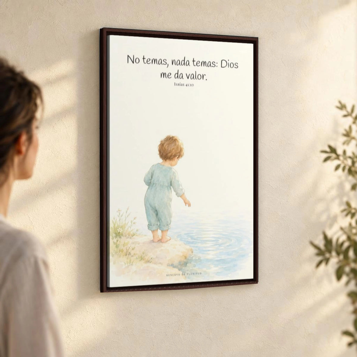 Dios me da valor cuando tiemblo | Arte bíblico para pared | Isaías 41:10 — 24×36 pulgadas, marco espresso, vista angular ambiental del marco flotante, escala física calibrada
