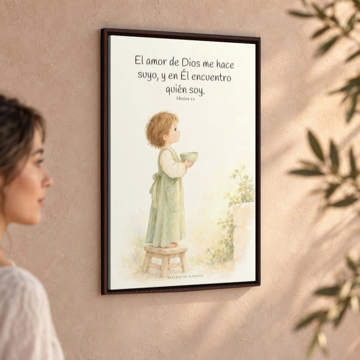 El amor de Dios me hace suyo | Cuadro de fe enmarcado | Efesios 5:1 — 24×36 pulgadas, marco espresso, vista angular ambiental del marco flotante, escala física calibrada