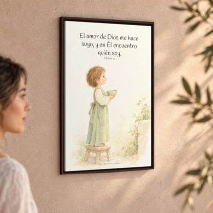 El amor de Dios me hace suyo | Cuadro de fe enmarcado | Efesios 5:1 — 24×36 pulgadas, marco espresso, vista angular ambiental del marco flotante, escala física calibrada