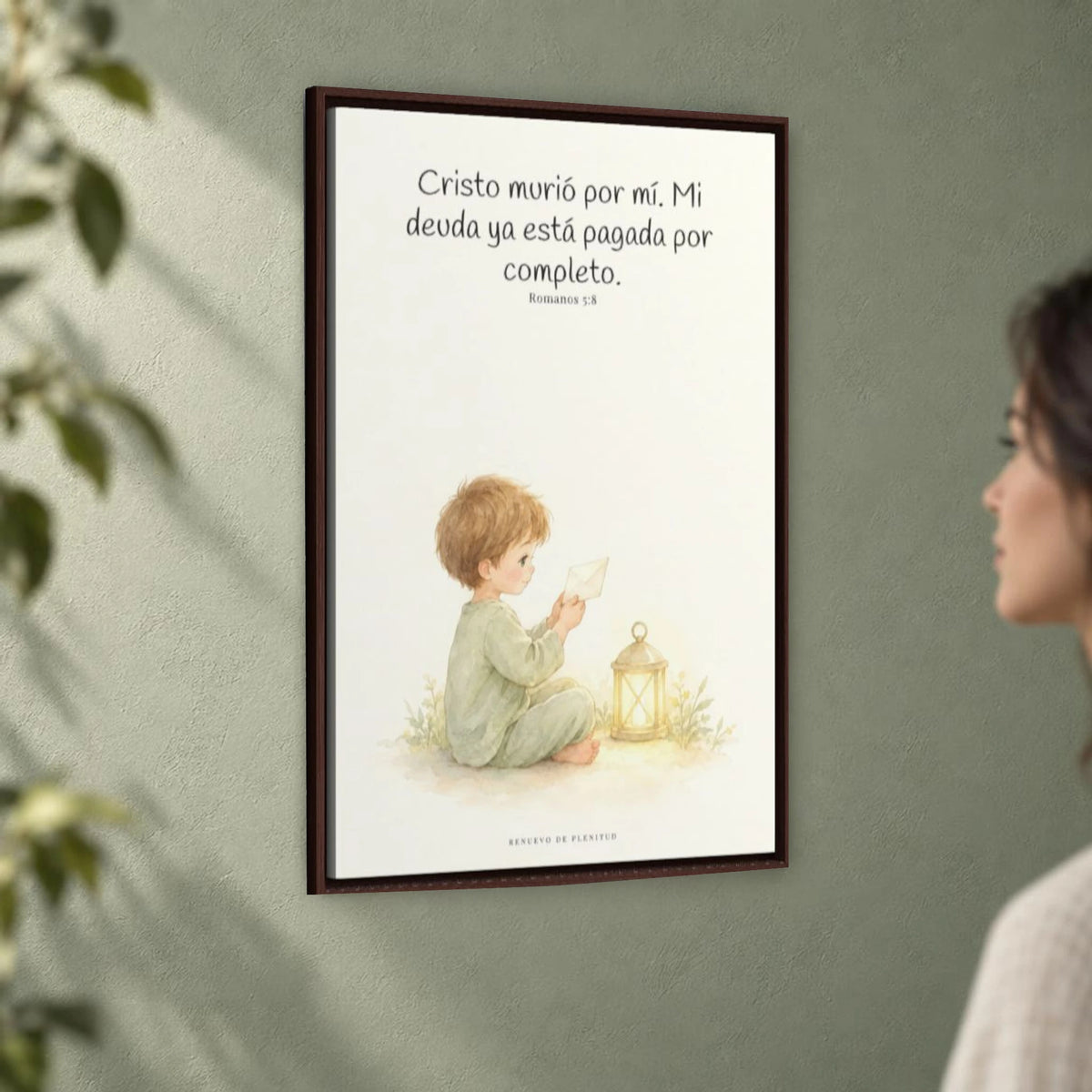 Cristo pagó lo que yo no podía pagar | Cuadro de fe enmarcado | Romanos 5:8 — 24×36 pulgadas, marco espresso, vista angular ambiental del marco flotante, escala física calibrada