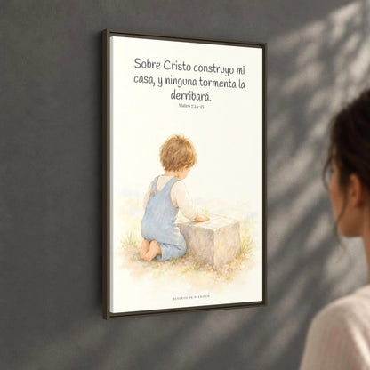 Sobre Cristo construyo mi casa — Lienzo Cristiano Enmarcado | Mateo 7:24-25 — 24×36 pulgadas, marco espresso, vista angular ambiental del marco flotante, escala física calibrada