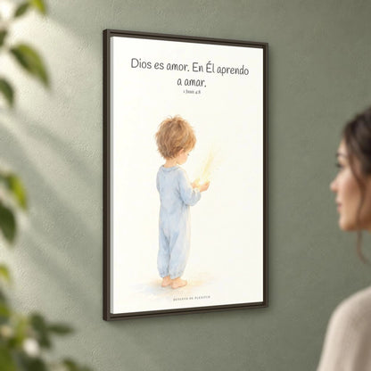 Quien no ama no conoce a Dios, porque Dios es amor — Lienzo Cristiano Enmarcado | 1 Juan 4:8 — 24×36 pulgadas, marco espresso, vista angular ambiental del marco flotante, escala física calibrada