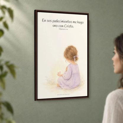 Participar de sus padecimientos me acerca a Él | Arte bíblico para pared | Filipenses 3:10 — 24×36 pulgadas, marco espresso, vista angular ambiental del marco flotante, escala física calibrada