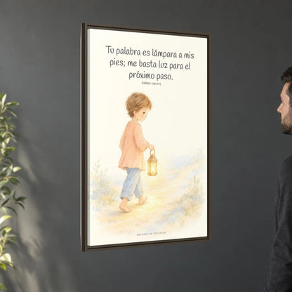 Lámpara es tu palabra a mis pies — Lienzo Cristiano Enmarcado | Salmo 119:105 — 24×36 pulgadas, marco espresso, vista angular ambiental del marco flotante, escala física calibrada