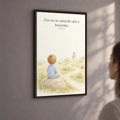 Dios no se cansa de buscarme | Lienzo de fe para el hogar | Lucas 15:4 — 24×36 pulgadas, marco espresso, vista angular ambiental del marco flotante, escala física calibrada