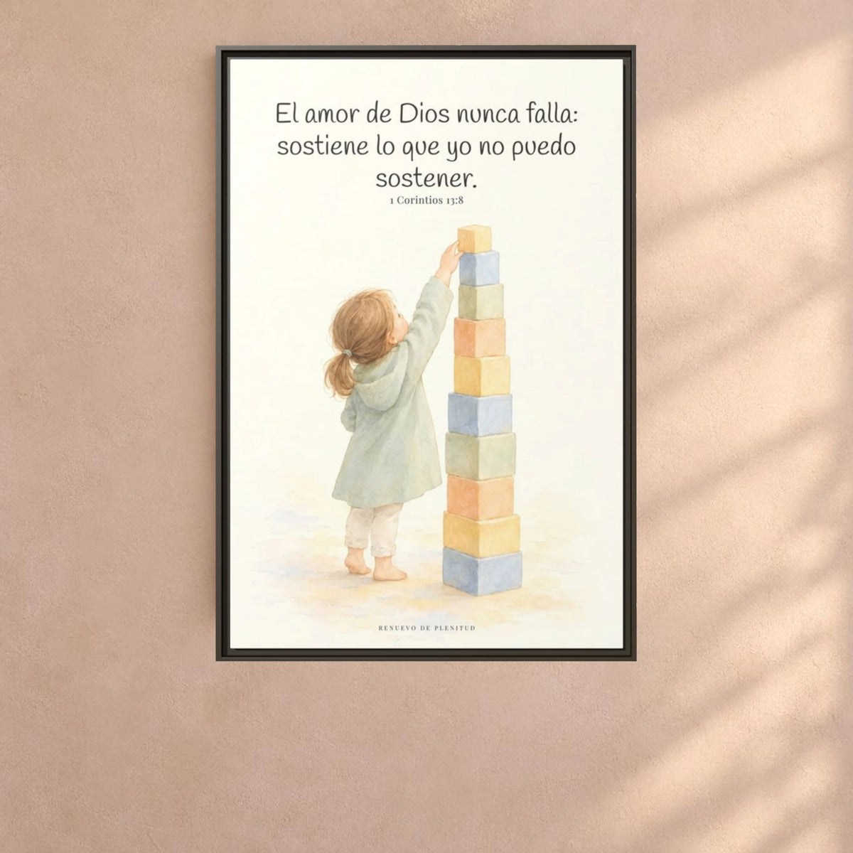 El amor de Dios nunca falla — Lienzo Cristiano Enmarcado | 1 Corintios 13:8 — 24×36 pulgadas, marco espresso, vista frontal ambiental, escala física calibrada