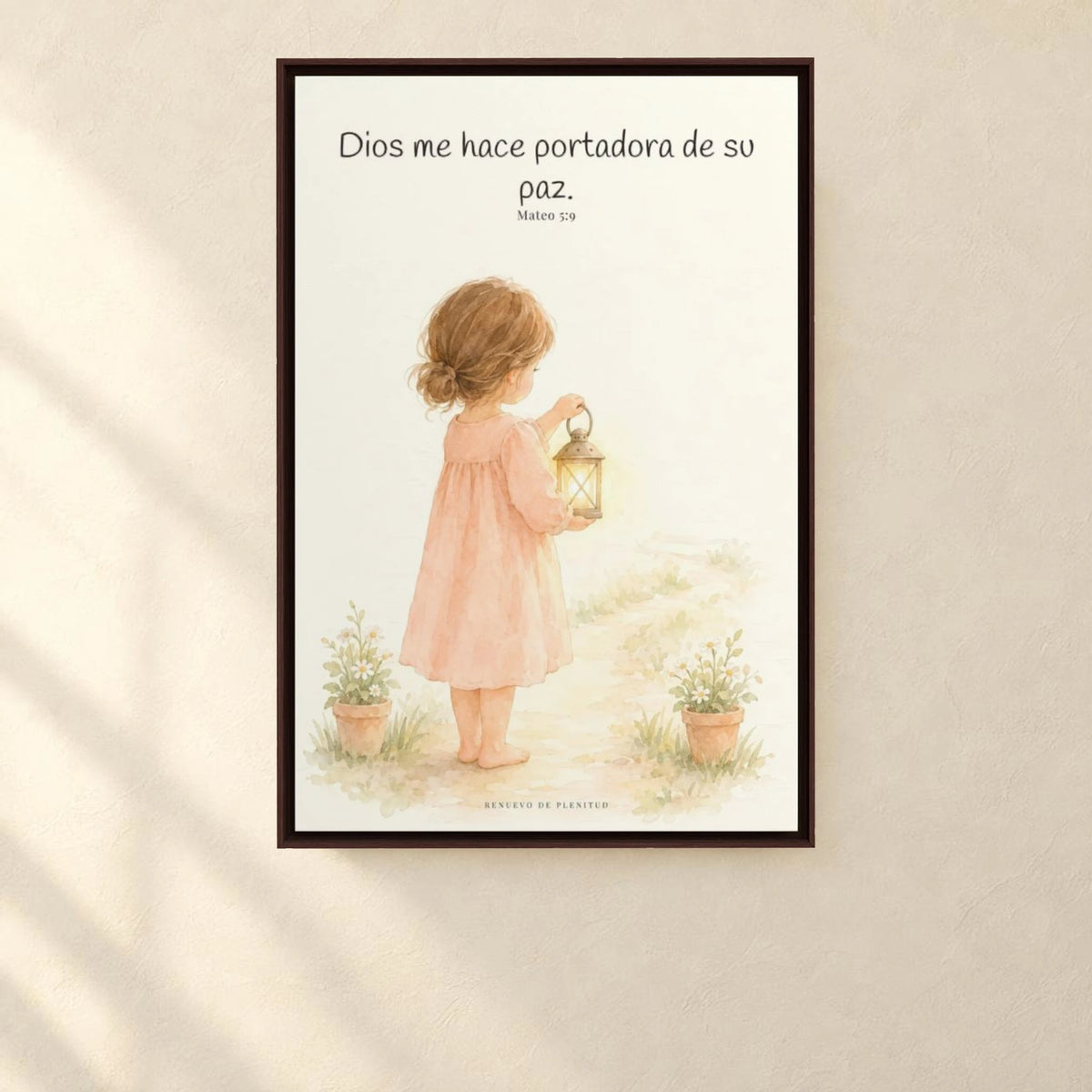 Dios me hace portadora de su paz | Lienzo bíblico para el hogar | Mateo 5:9 — 24×36 pulgadas, marco espresso, vista frontal ambiental, escala física calibrada