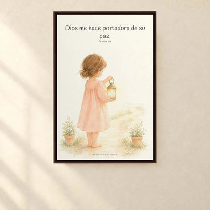 Dios me hace portadora de su paz | Lienzo bíblico para el hogar | Mateo 5:9 — 24×36 pulgadas, marco espresso, vista frontal ambiental, escala física calibrada