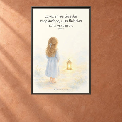 La luz de Dios brilla en mis tinieblas — Lienzo Cristiano Enmarcado | Juan 1:5 — 24×36 pulgadas, marco espresso, vista frontal ambiental, escala física calibrada