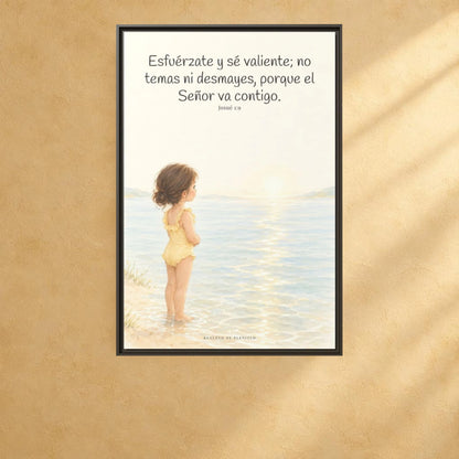 Esfuérzate y sé valiente — Lienzo Cristiano Enmarcado | Josué 1:9 — 24×36 pulgadas, marco espresso, vista frontal ambiental, escala física calibrada