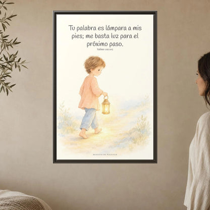 Lámpara es tu palabra a mis pies — Lienzo Cristiano Enmarcado | Salmo 119:105 — 24×36 pulgadas, marco espresso, vista frontal ambiental, escala física calibrada