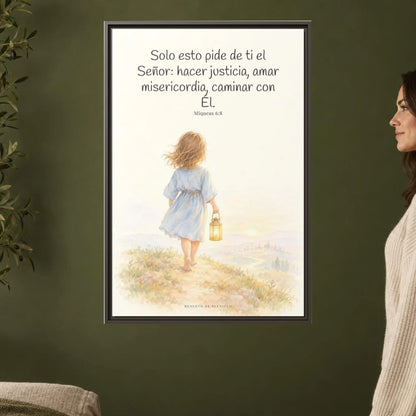 Solo esto pide de ti el Señor — Lienzo Cristiano Enmarcado | Miqueas 6:8 — 24×36 pulgadas, marco espresso, vista frontal ambiental, escala física calibrada