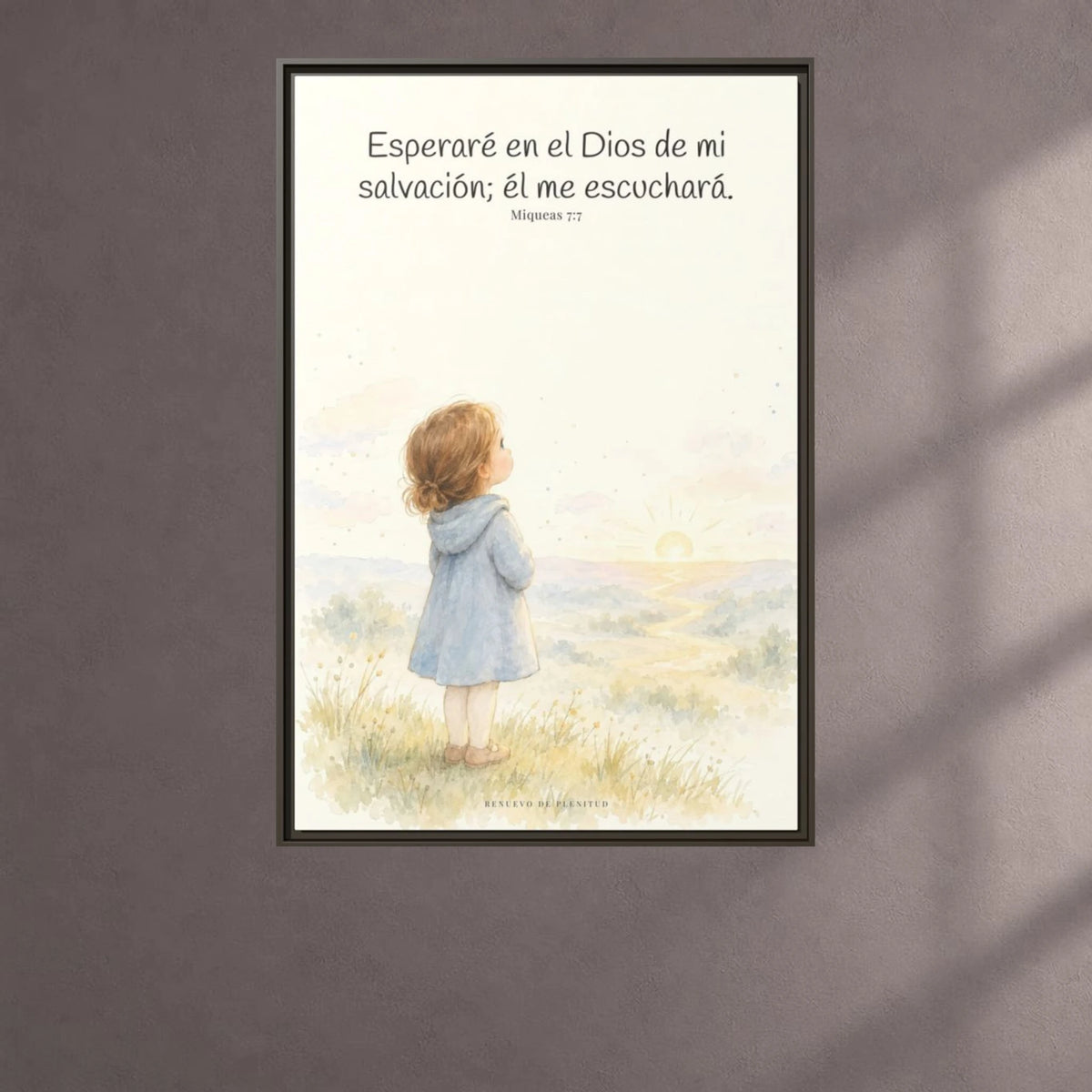 Esperaré en el Dios de mi salvación — Lienzo Cristiano Enmarcado | Miqueas 7:7 — 24×36 pulgadas, marco espresso, vista frontal ambiental, escala física calibrada