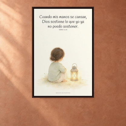 Dios sostiene lo que yo ya no puedo sostener | Cuadro cristiano enmarcado | Salmo 73:26 — 24×36 pulgadas, marco espresso, vista frontal ambiental, escala física calibrada