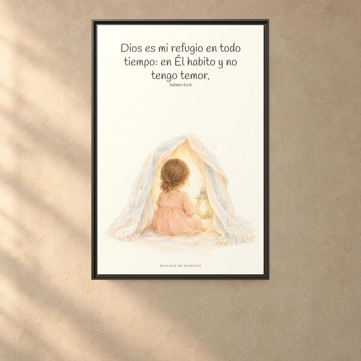 Dios es mi refugio en todo tiempo — Lienzo Cristiano Enmarcado | Salmo 62:6 — 24×36 pulgadas, marco espresso, vista frontal ambiental, escala física calibrada