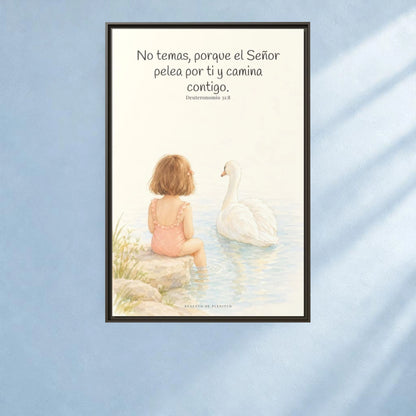 El Señor no tiene miedo de lo que viene | Lienzo bíblico para el hogar | Deuteronomio 31:8 — 24×36 pulgadas, marco espresso, vista frontal ambiental, escala física calibrada