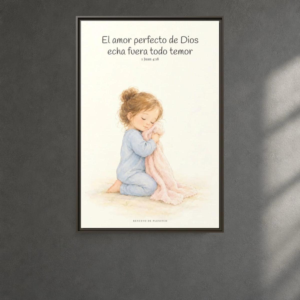 El amor perfecto de Dios echa fuera el temor — Lienzo Cristiano Enmarcado | 1 Juan 4:18 — 24×36 pulgadas, marco espresso, vista frontal ambiental, escala física calibrada
