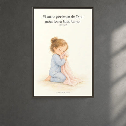 El amor perfecto de Dios echa fuera el temor — Lienzo Cristiano Enmarcado | 1 Juan 4:18 — 24×36 pulgadas, marco espresso, vista frontal ambiental, escala física calibrada