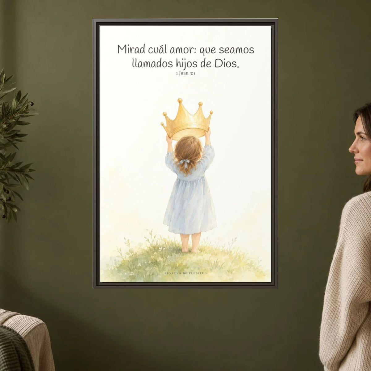 Soy hija amada de Dios — Lienzo Cristiano Enmarcado | 1 Juan 3:1 — 24×36 pulgadas, marco espresso, vista frontal ambiental, escala física calibrada