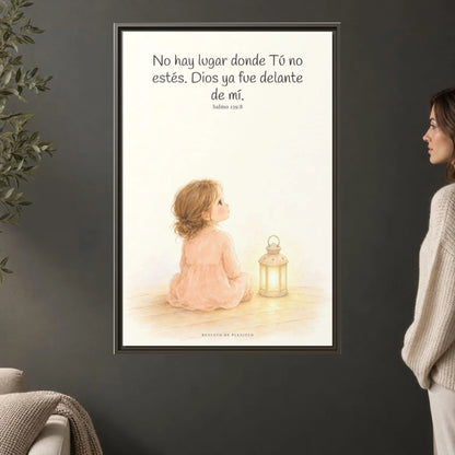 Si en las tinieblas me acuesto, allí estás Tú — Lienzo Cristiano Enmarcado | Salmo 139:8 — 24×36 pulgadas, marco espresso, vista frontal ambiental, escala física calibrada
