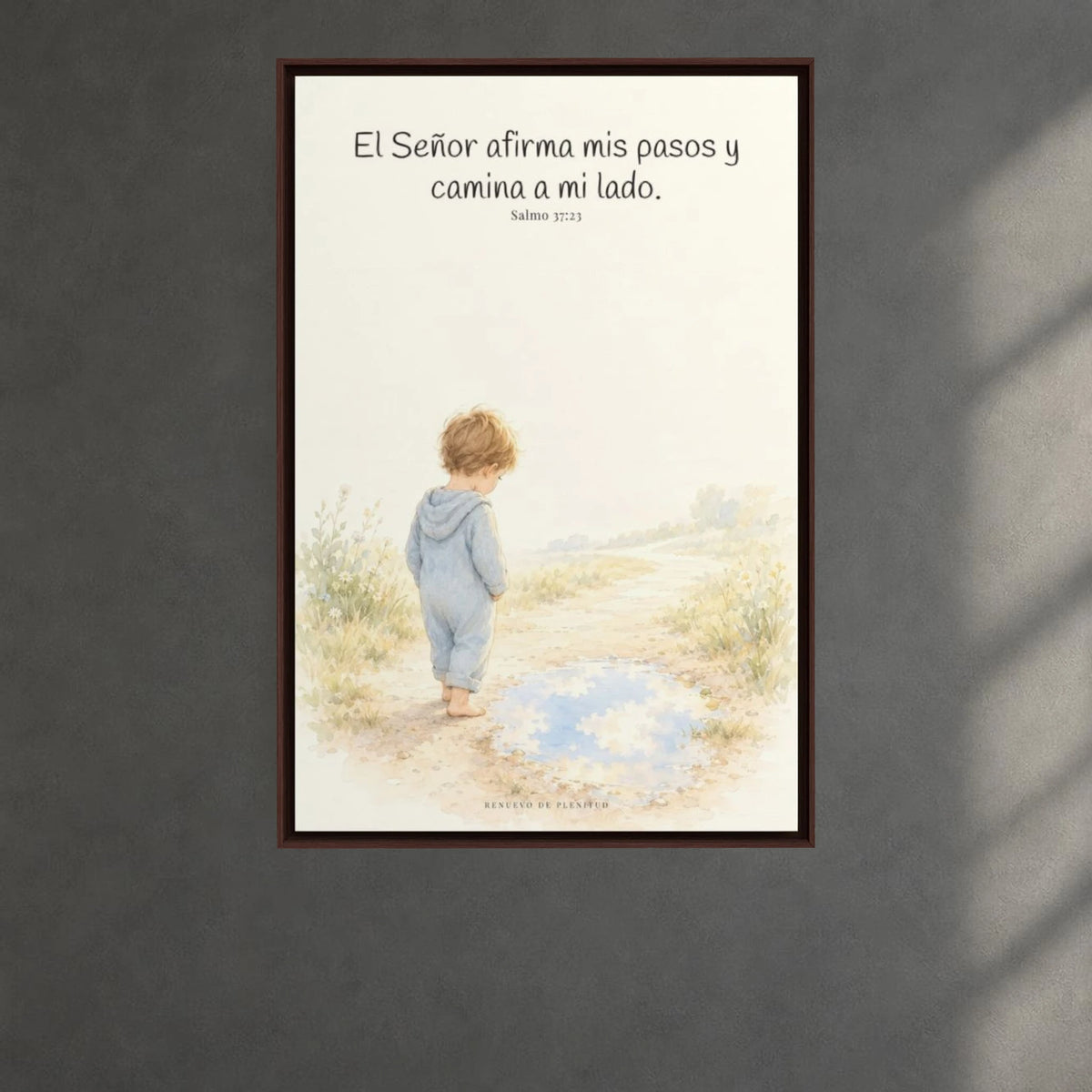 Dios camina a mi lado | Lienzo cristiano decorativo | Salmo 37:23 — 24×36 pulgadas, marco espresso, vista frontal ambiental, escala física calibrada