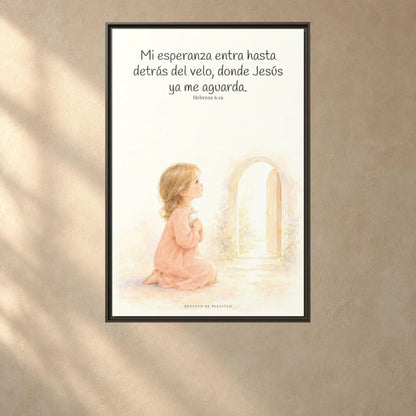 Mi esperanza entra hasta detrás del velo — Lienzo Cristiano Enmarcado | Hebreos 6:19 — 24×36 pulgadas, marco espresso, vista frontal ambiental, escala física calibrada