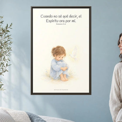 El Espíritu ora por mí cuando no tengo palabras — Lienzo Cristiano Enmarcado | Romanos 8:26 — 24×36 pulgadas, marco espresso, vista frontal ambiental, escala física calibrada