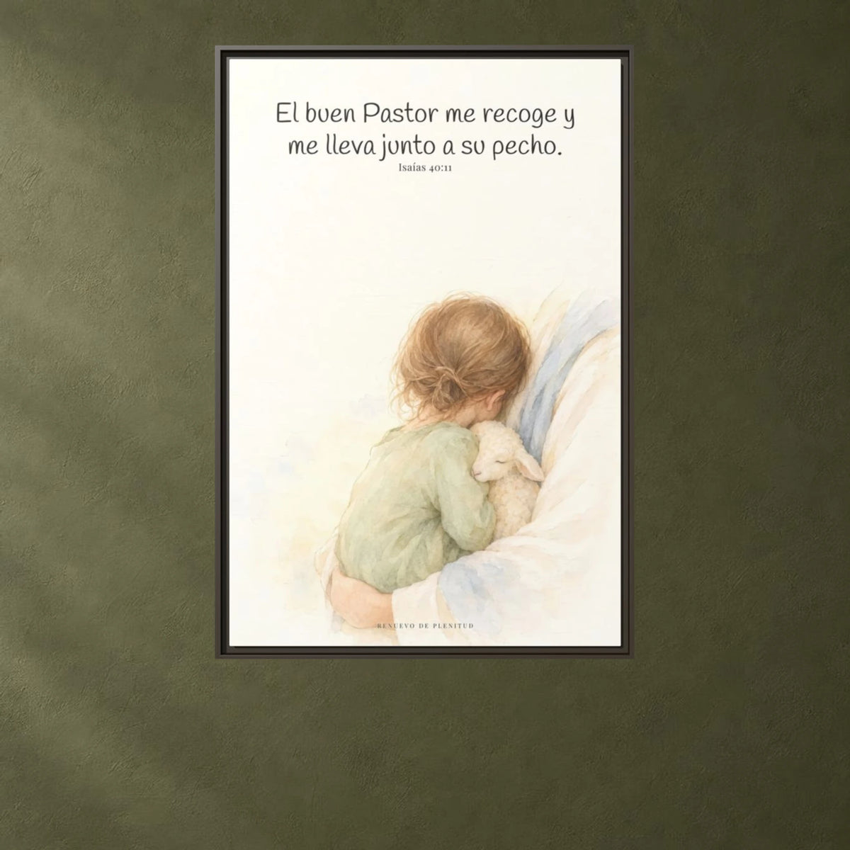 El buen Pastor me lleva junto a su corazón — Lienzo Cristiano Enmarcado | Isaías 40:11 — 24×36 pulgadas, marco espresso, vista frontal ambiental, escala física calibrada