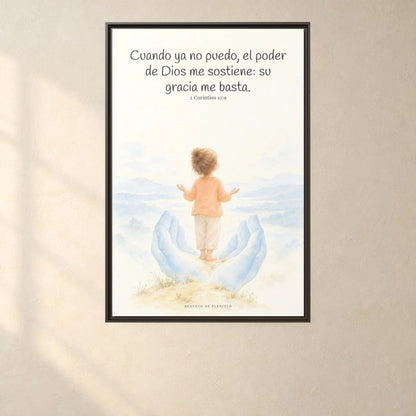 El poder de Dios se perfecciona en mi debilidad — Lienzo Cristiano Enmarcado | 2 Corintios 12:9 — 24×36 pulgadas, marco espresso, vista frontal ambiental, escala física calibrada