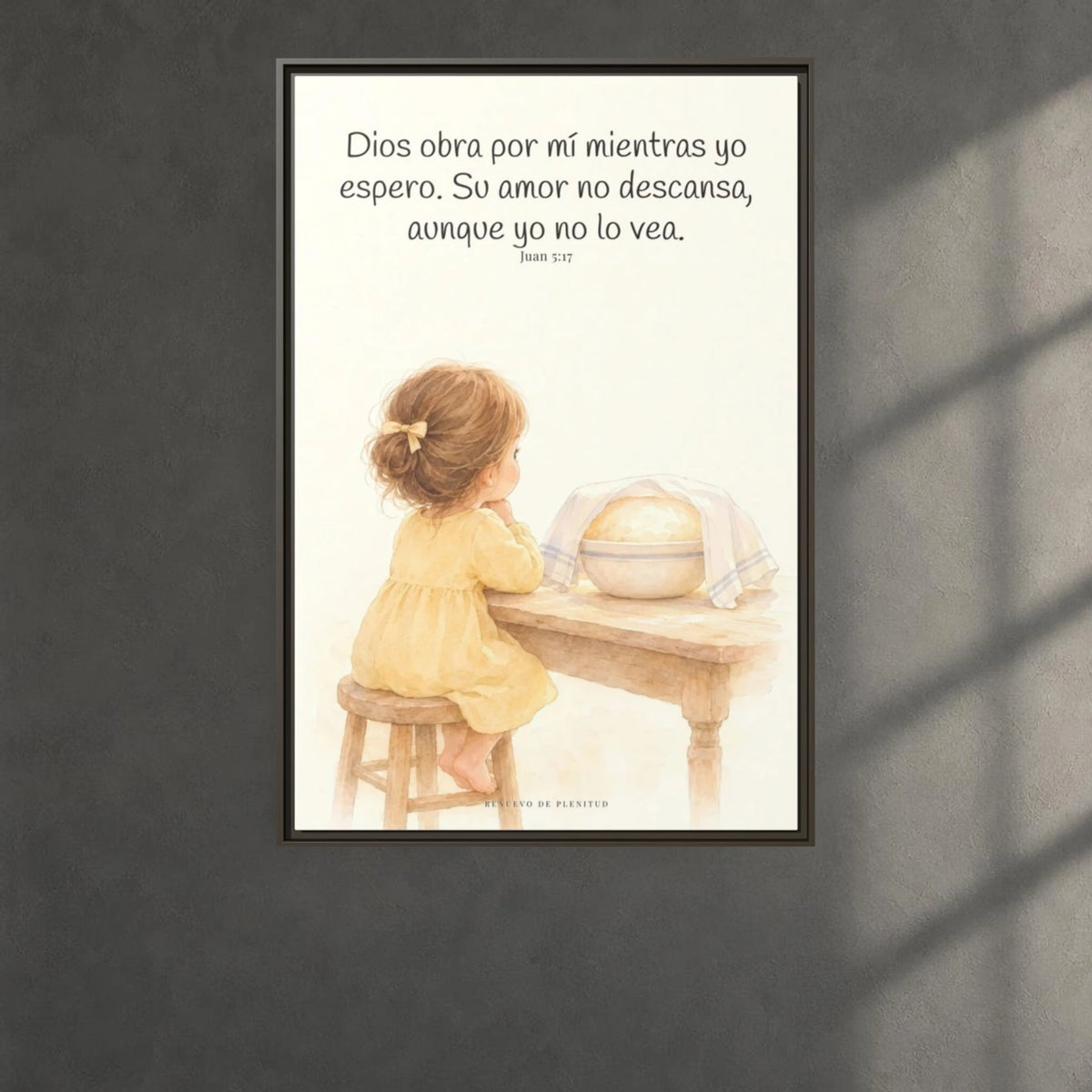 Dios obra por mí mientras yo espero — Lienzo Cristiano Enmarcado | Juan 5:17 — 24×36 pulgadas, marco espresso, vista frontal ambiental, escala física calibrada