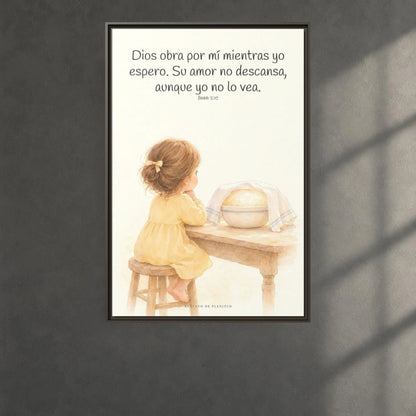 Dios obra por mí mientras yo espero — Lienzo Cristiano Enmarcado | Juan 5:17 — 24×36 pulgadas, marco espresso, vista frontal ambiental, escala física calibrada