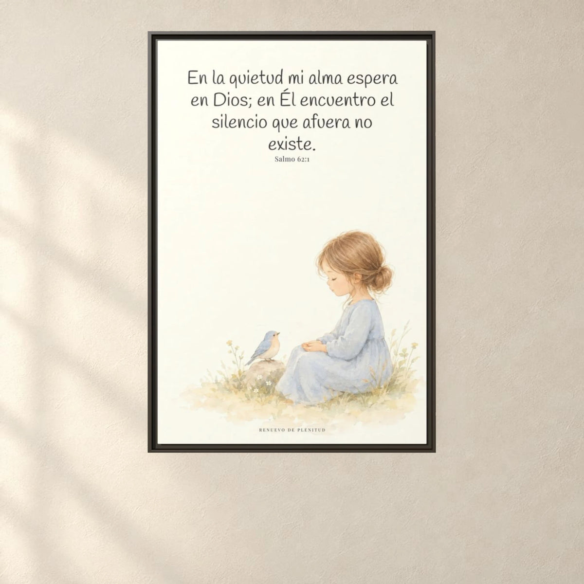 En la quietud, mi alma espera en Dios | Arte de fe en lienzo | Salmo 62:1 — 24×36 pulgadas, marco espresso, vista frontal ambiental, escala física calibrada