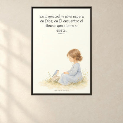 En la quietud, mi alma espera en Dios | Arte de fe en lienzo | Salmo 62:1 — 24×36 pulgadas, marco espresso, vista frontal ambiental, escala física calibrada