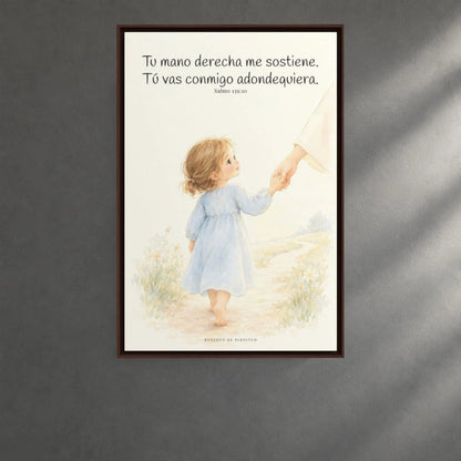 Tu mano me guía por el camino | Lienzo cristiano decorativo | Salmo 139:10 — 24×36 pulgadas, marco espresso, vista frontal ambiental, escala física calibrada
