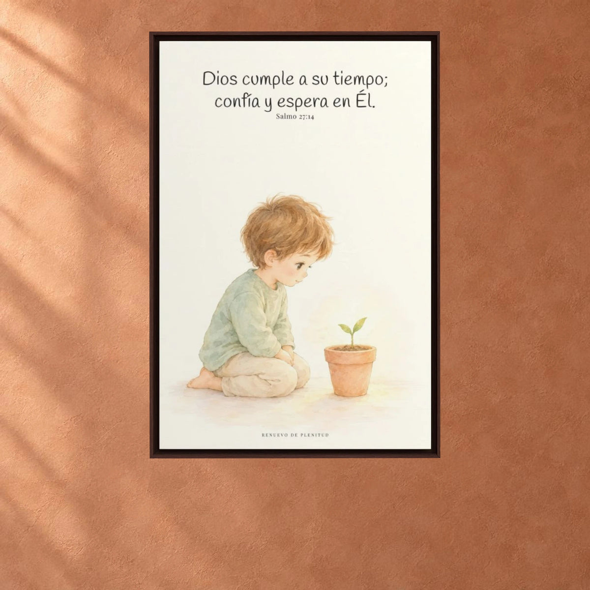 El Señor nunca llega tarde | Decoración cristiana enmarcada | Salmo 27:14 — 24×36 pulgadas, marco espresso, vista frontal ambiental, escala física calibrada