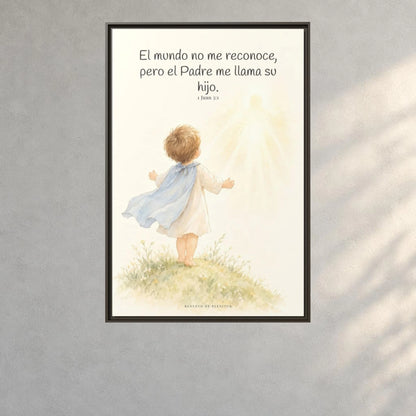 El Padre me conoce y aún así me llama suyo | Decoración de fe para pared | 1 Juan 3:1 — 24×36 pulgadas, marco espresso, vista frontal ambiental, escala física calibrada