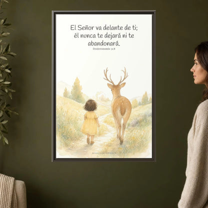 Jehová va delante de ti — Lienzo Cristiano Enmarcado | Deuteronomio 31:8 — 24×36 pulgadas, marco espresso, vista frontal ambiental, escala física calibrada