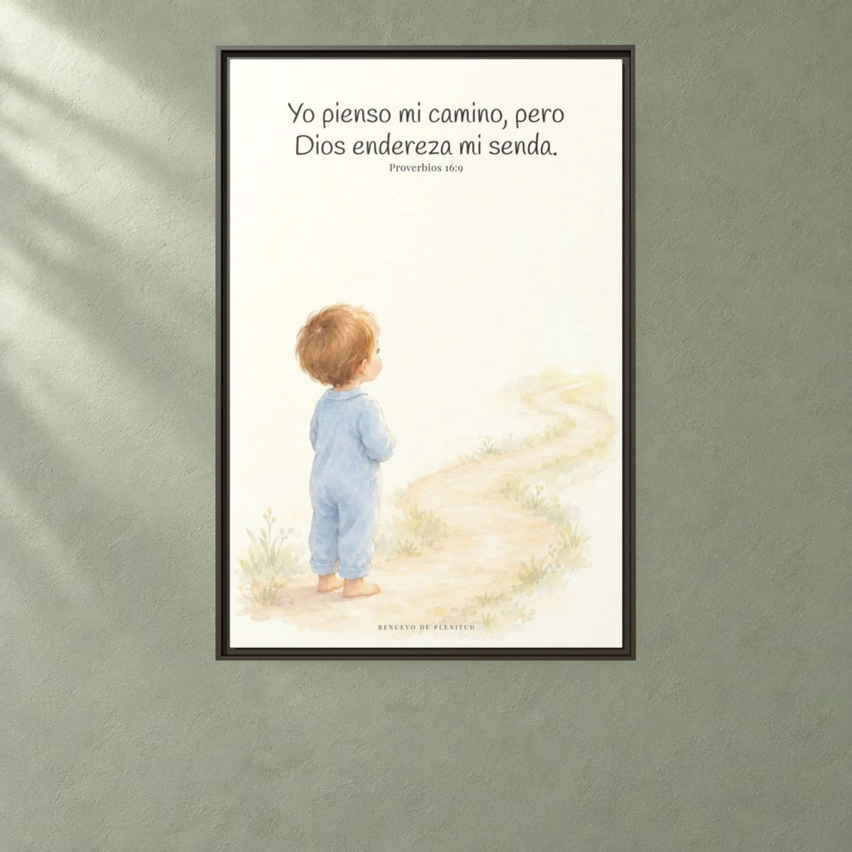 El corazón del hombre piensa, Dios endereza — Lienzo Cristiano Enmarcado | Proverbios 16:9 — 24×36 pulgadas, marco espresso, vista frontal ambiental, escala física calibrada
