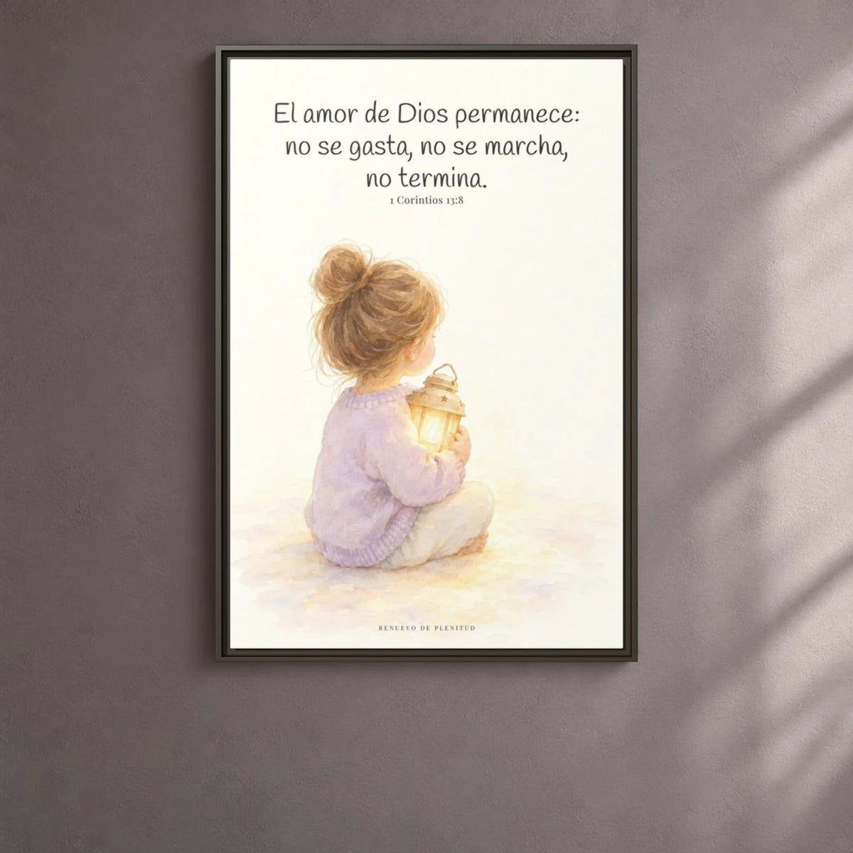 El amor de Dios permanece para siempre — Lienzo Cristiano Enmarcado | 1 Corintios 13:8 — 24×36 pulgadas, marco espresso, vista frontal ambiental, escala física calibrada