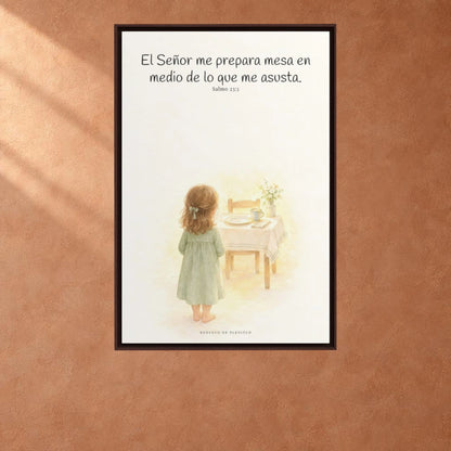 En mesa servida delante de mis angustias | Lienzo bíblico para el hogar | Salmo 23:5 — 24×36 pulgadas, marco espresso, vista frontal ambiental, escala física calibrada